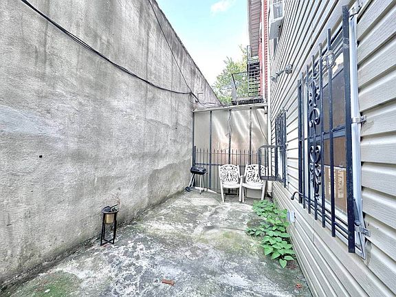 3rd image of 371 Kosciuszko St APT 1