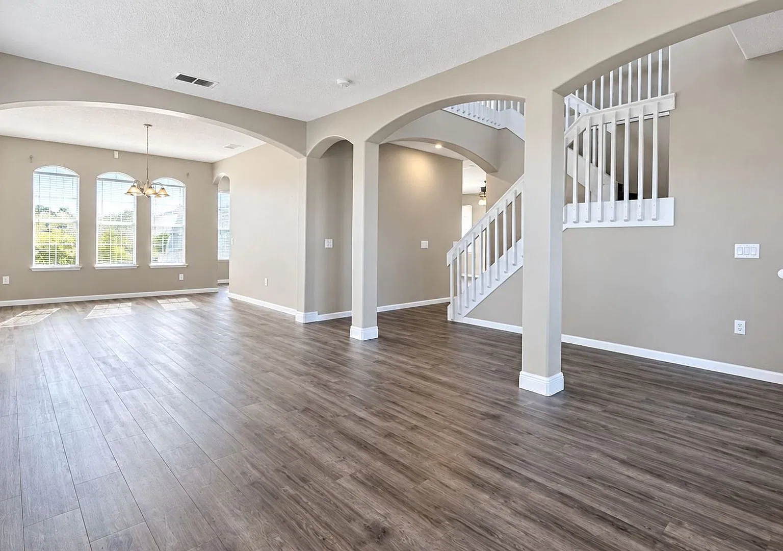 Spacious 4 Bedroom Pool Home with Loft and 2-Car Garage Orlando — Photo 4
