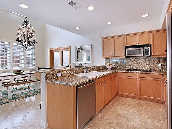 4th image of 605 Poinsettia Ave