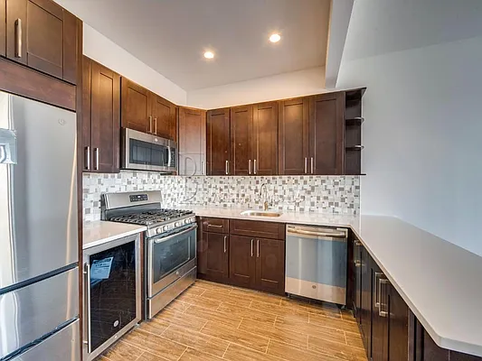Rented by Bouklis Group | media 13