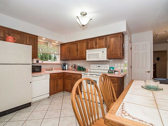 4th image of 44 Tupper Ave