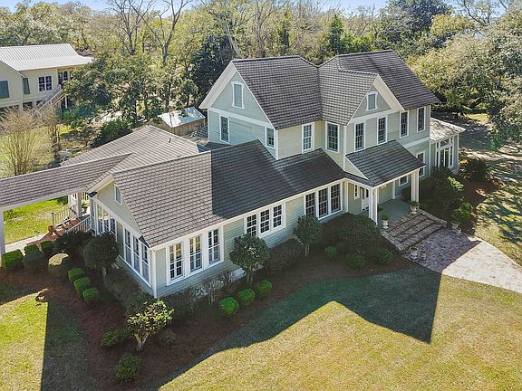 3rd image of 712 Columbus Dr