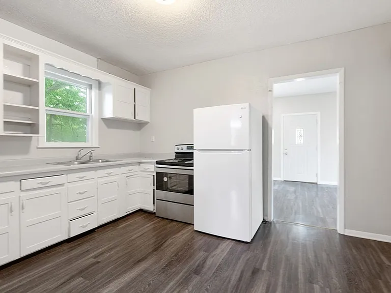 1223 W 19th St — Photo 3