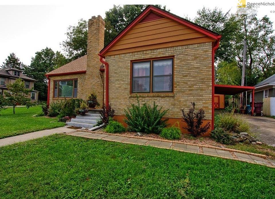 Front of the house / carport