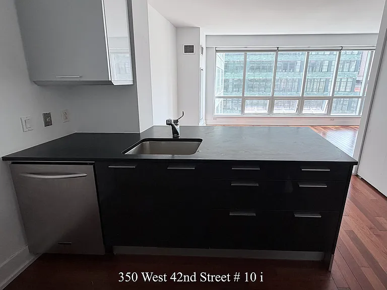 350 W 42nd St #10I — Photo 13