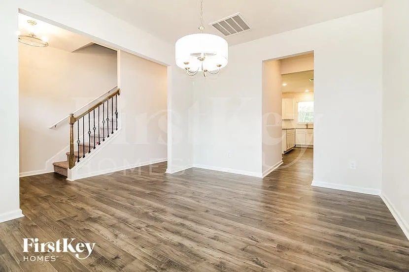 4 bed, 2.5 bath, 2448 sqft, $2,530 — Photo 4