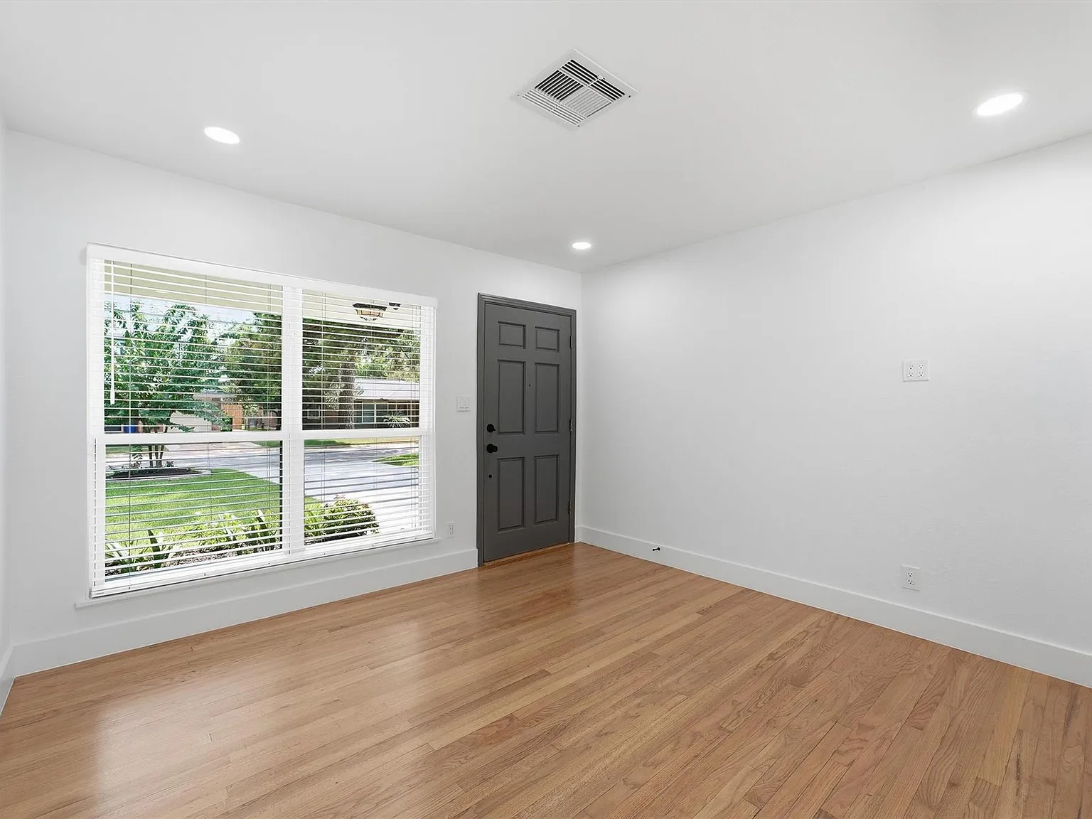 3 bed, 1.0 bath, 1054 sqft, $3,500 — Photo 4