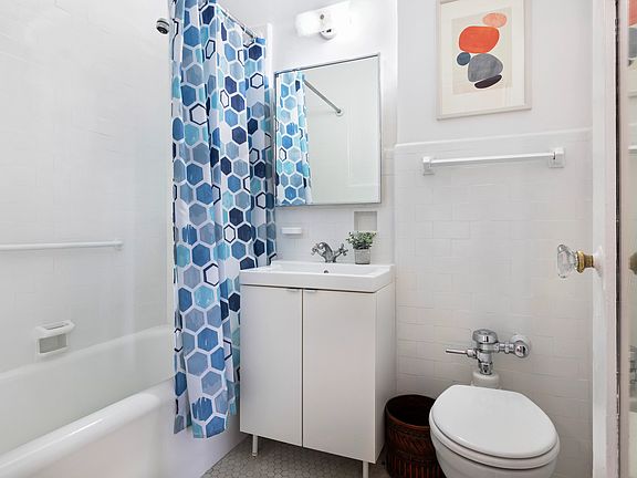 4th image of 127 W 79th St #12E