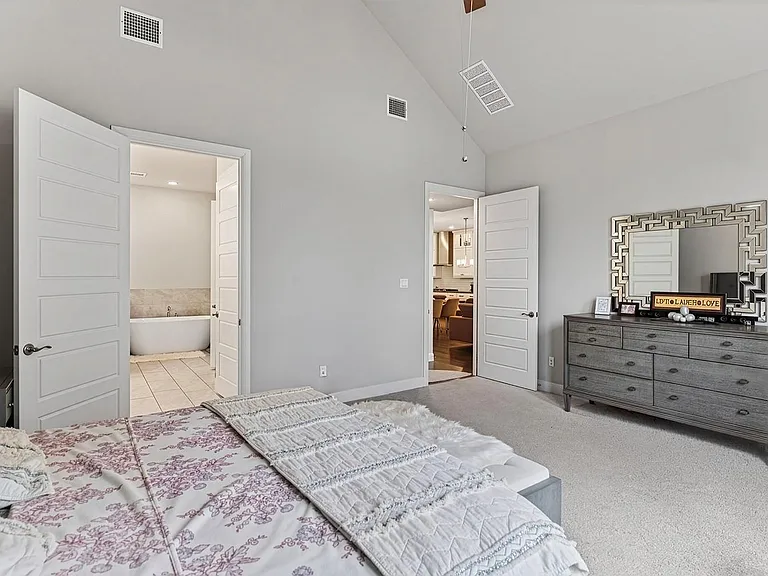 402 Gulfton St — Photo 14