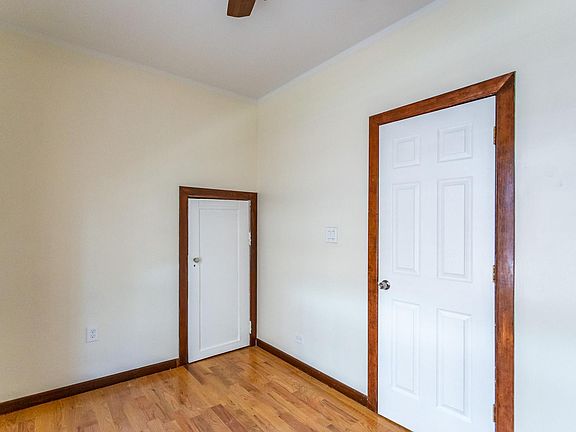 4th image of 8418 S Escanaba Ave #1