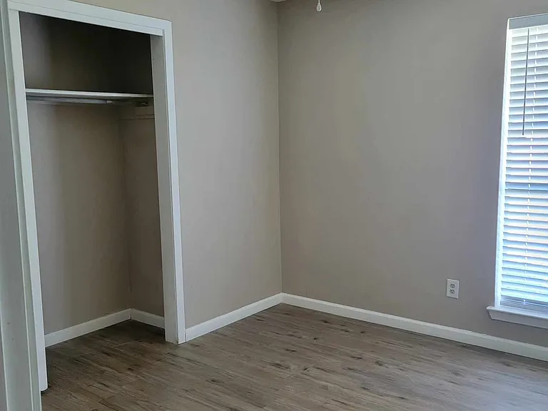 6208 Washington Ave — Photo 2