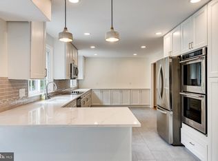 12127 Holly Knoll Cir, Great Falls, VA 22066