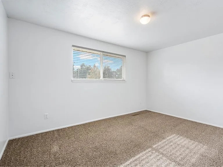 688 W State St — Photo 22