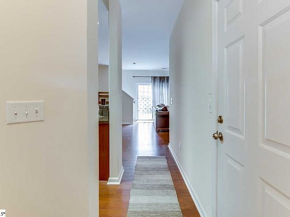 4th image of 102 Pine Walk Dr