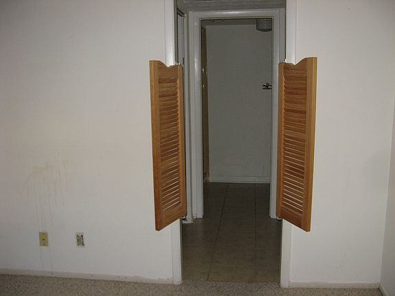 MB to dressing room & bath