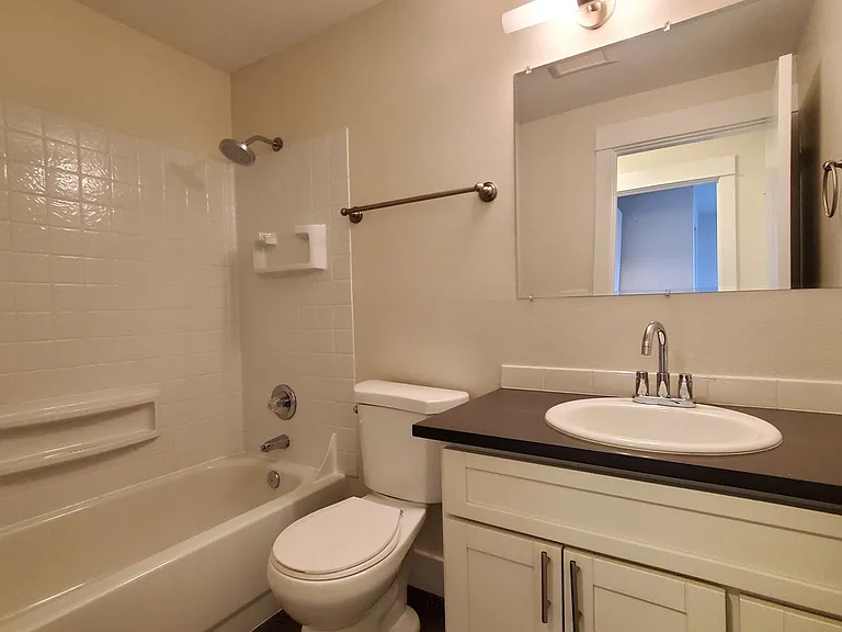 411 10th Ave — Photo 35