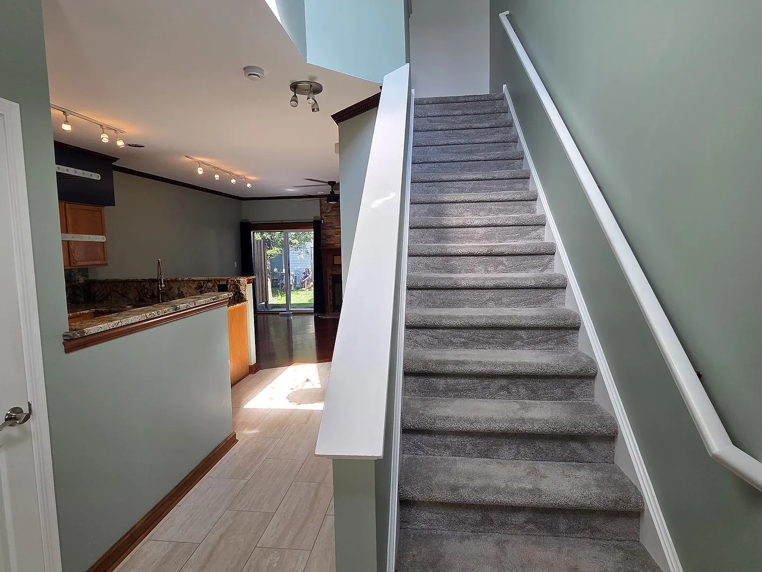 2 bed, 1.5 bath, 1213 sqft, $2,390 — Photo 3