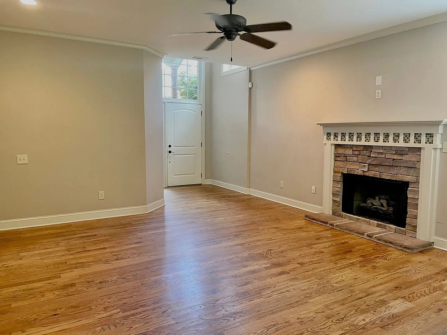 Spacious Home in Solamere with basement — Photo 4