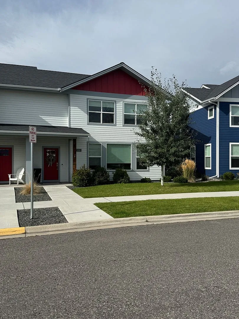 Gorgeous Townhome for Rent in the Lakes Neighborhood! Walking Distance to Parks and Lakes! — Photo 2