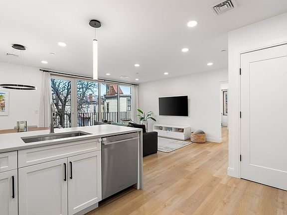 5th image of 3171 Washington St #204