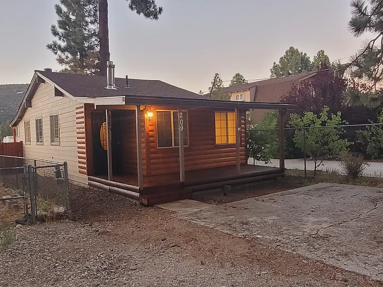 209 W Fairway Blvd — Photo 4