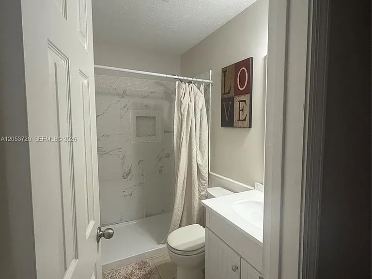 233 SW Chapman Ave — Photo 2