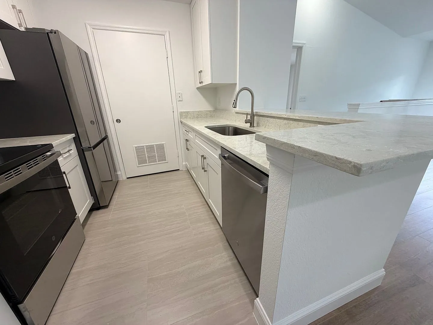 Annual Rental - Vanderbilt Place-Camden Cove 2 Bed / 2 Bath — Photo 4