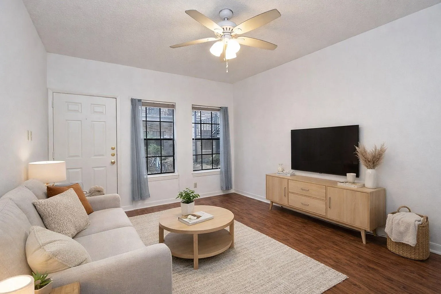 2 bed, 2.0 bath, 813 sqft, $1,595 — Photo 2