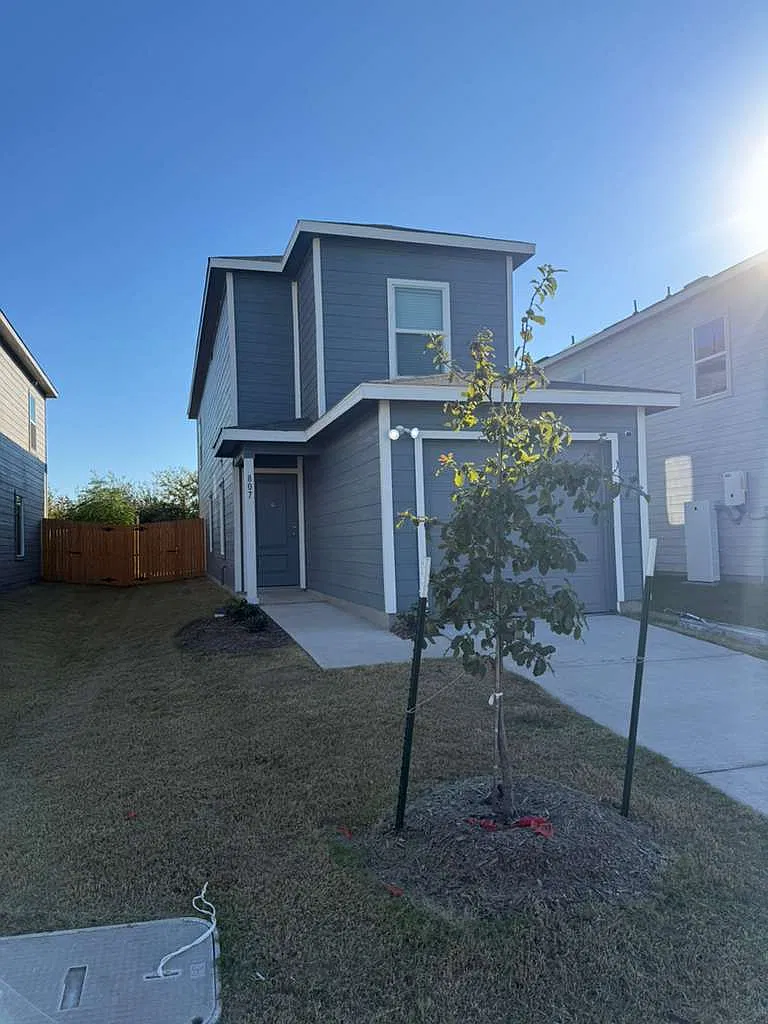 3 bed, 1452 sqft, $1,700 — Photo 1