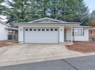 1034 Hemlock Ln, Grants Pass, OR 97527