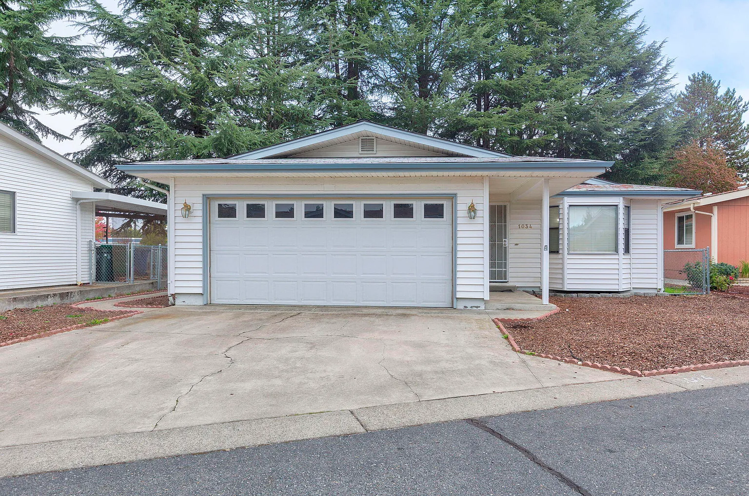1034 Hemlock Ln photo 1