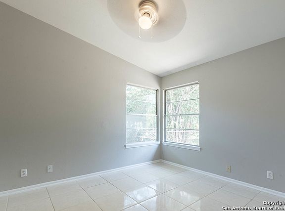 4th image of 242 Lanark Dr