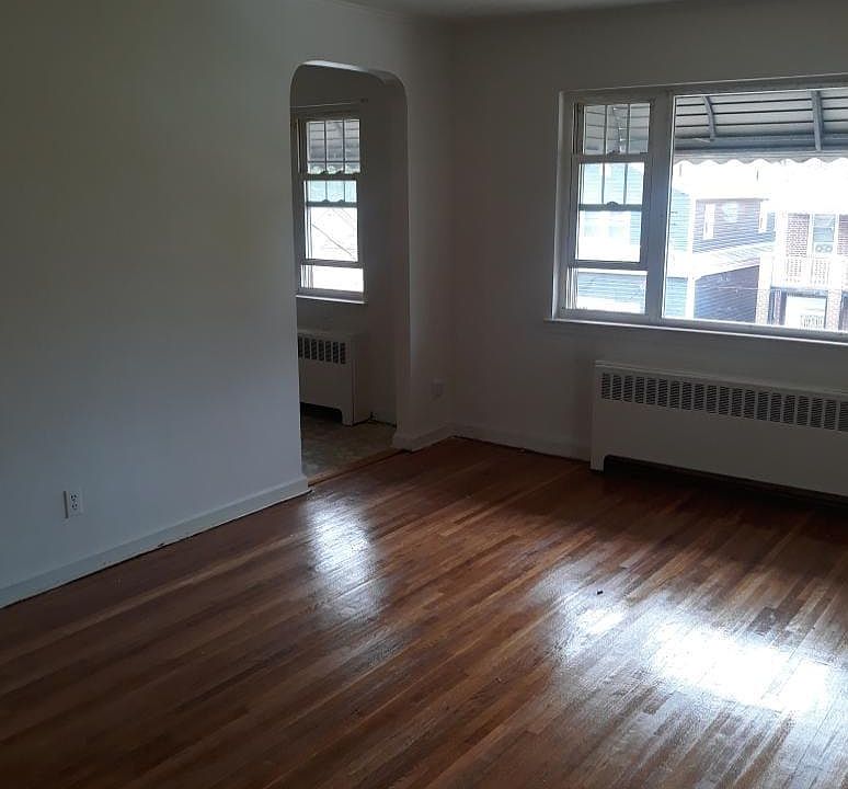 1st image of 814 E 234th St