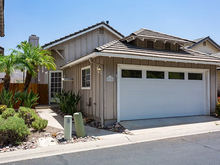 2725 Blackbush Ln — Photo 44