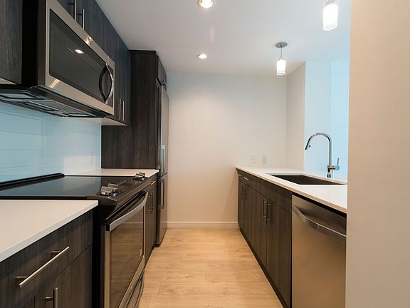 2nd image of 2975 Oak St #102