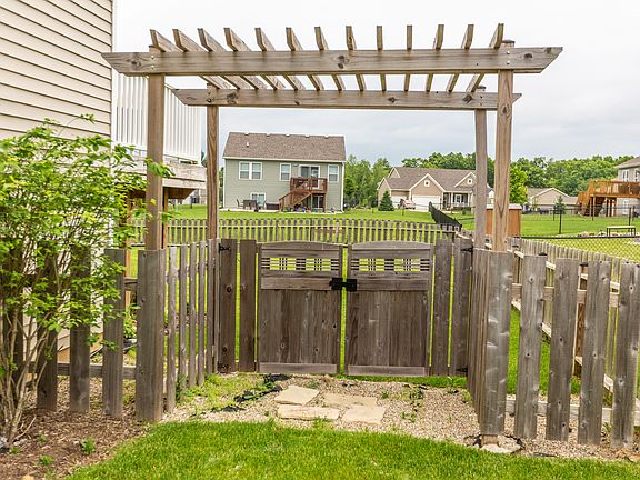 4th image of 387 Sunbury Dr