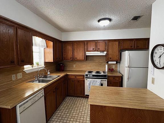 5th image of 240 S Reed Cir