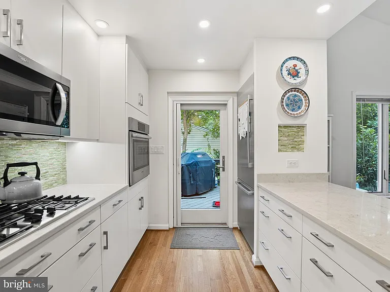 405 Underhill Pl — Photo 10