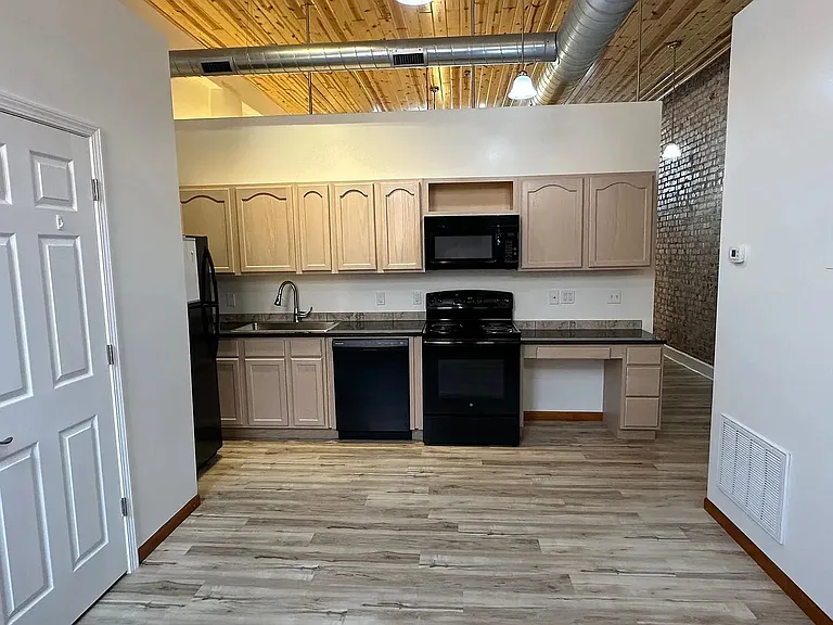 107 N Main St — Photo 11
