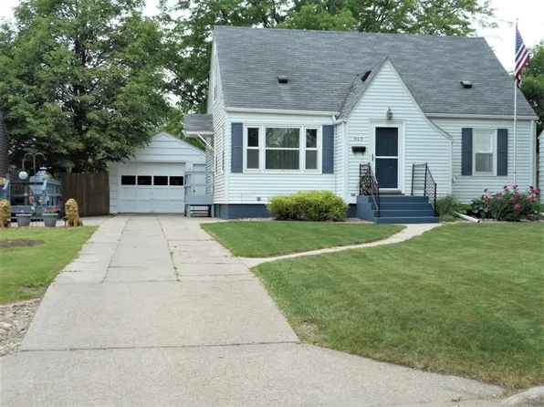 909 Pearl St, Yankton, SD 57078