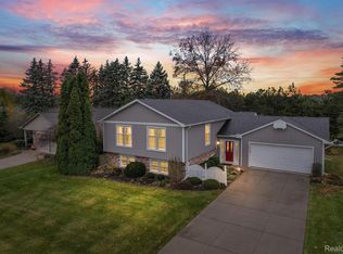 876 Dahlia Ln, Rochester Hills, MI 48307