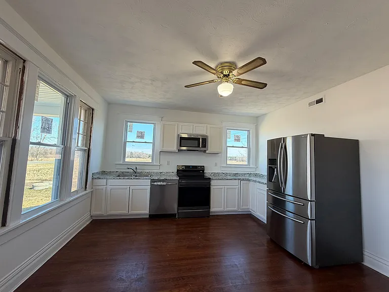 860 King William Rd — Photo 4