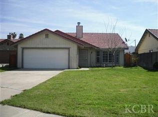 995 Robin Ct, Hanford, CA