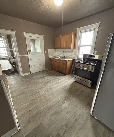 553 Owen St — Photo 10