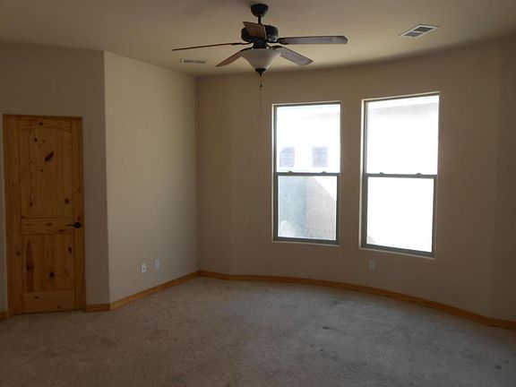 4th image of 401 Coronado Ln NE
