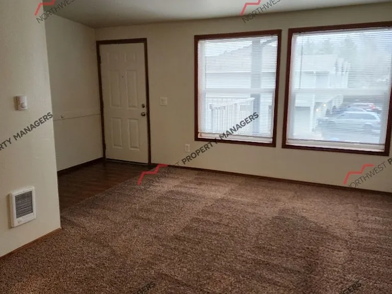 1910 Ahlers Ave — Photo 2