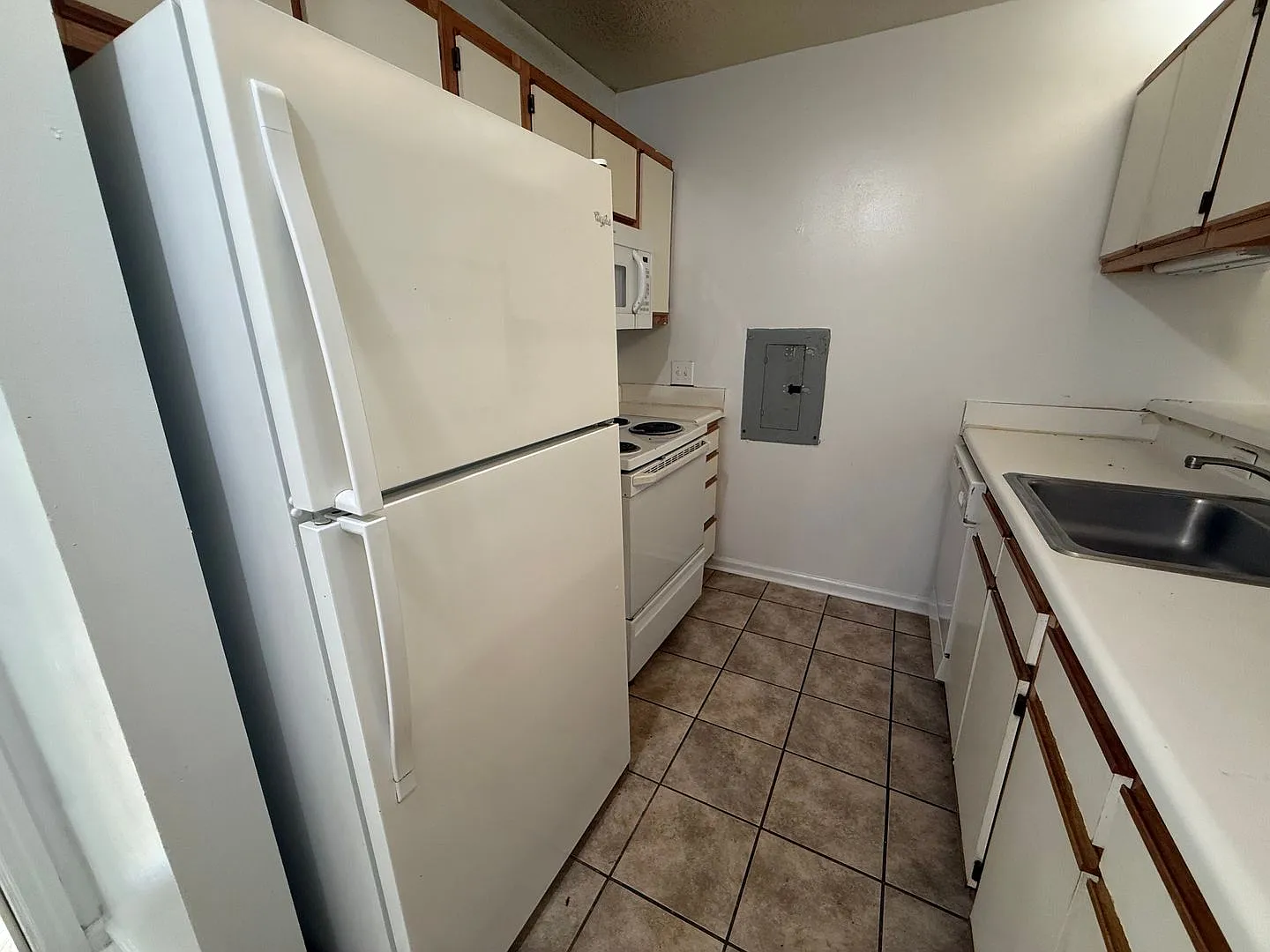Private Rooms Or Whole Unit Available! Tour Today! — Photo 2