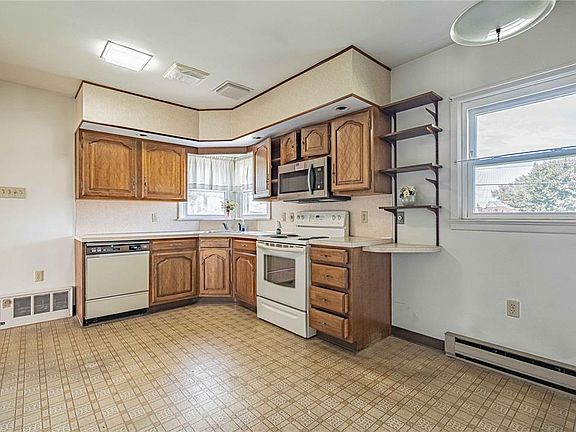 5th image of 2231 Fuller St