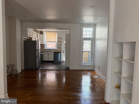 5th image of 1925 N Myrtlewood St