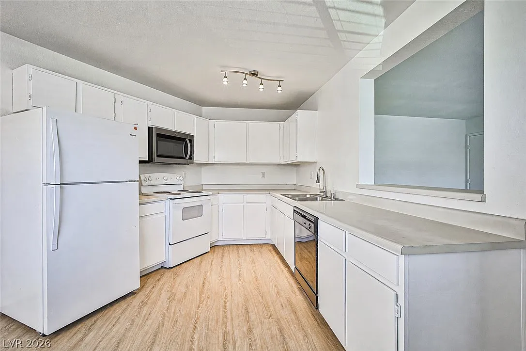 3 bed, 2.0 bath, 1222 sqft, $1,590 — Photo 1
